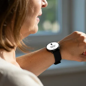 Dame, die mit einer Notrufuhr spricht